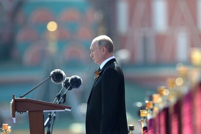 O presidente russo, Vladimir Putin, preside desfile em junho em Moscou.
