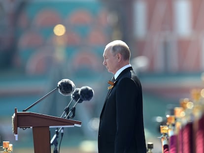 O presidente russo, Vladimir Putin, preside desfile em junho em Moscou.