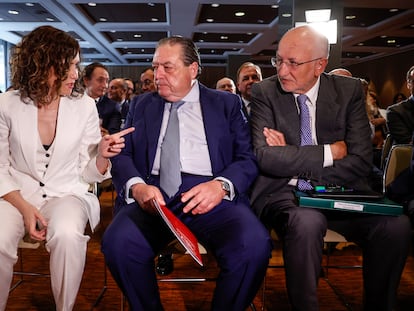 La presidenta de la Comunidad de Madrid y presidenta del PP de la Comunidad de Madrid, Isabel Díaz Ayuso, el presidente de AVE, Vicente Boluda y el presidente de Mercadona, Juan Roig, después de su reunión con la Asociación Valenciana de Empresarios (AVE), en el Hotel SH Valencia Palace, este viernes.