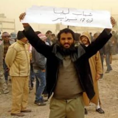 Imagen de un grupo de manifestantes durante una protesta contra el régimen de Gadafi en la ciudad de Tobruk, al noroeste de Libia