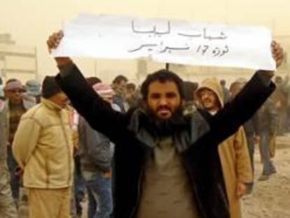 Imagen de un grupo de manifestantes durante una protesta contra el régimen de Gadafi en la ciudad de Tobruk, al noroeste de Libia