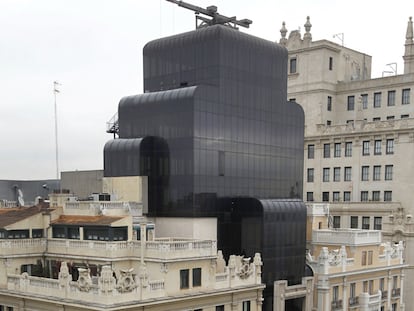 De izquierda a derecha, los tres edificios que han ocupado Gran Vía, 30. El Teatro Fontalba, el Banco Coca y un boceto de la reforma de Federico Echevarría que transformó la fachada del segundo para que recordase
al primero.