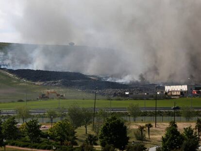 Tercer d&iacute;a de incendio activo en el cementerio de neum&aacute;ticos de Sese&ntilde;a.
 