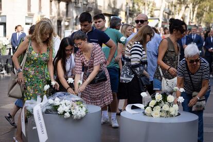 Familiares de las víctimas realizan, el pasado 17 de agosto, una ofrenda floral en Las Ramblas en el homenaje a las víctimas en el sexto aniversario de los atentados de Barcelona.