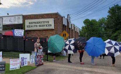 Ativistas do grupo PowerHouse cobrem com guarda-chuvas a entrada da clínica de Serviços Reprodutivos, na passada sexta-feira, em Montgomery (Alabama).