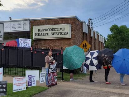 Ativistas do grupo PowerHouse cobrem com guarda-chuvas a entrada da clínica de Serviços Reprodutivos, na passada sexta-feira, em Montgomery (Alabama).