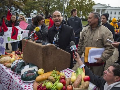 El congresista Luis Guti&eacute;rrez y activistas frente a la Casa Blanca 