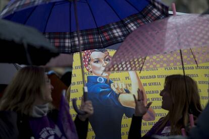 Concentración de mujeres en Sevilla durante la huelga convocada por los sindicatos por el Día Internacional de la Mujer, 8-M, movilización feminista global.