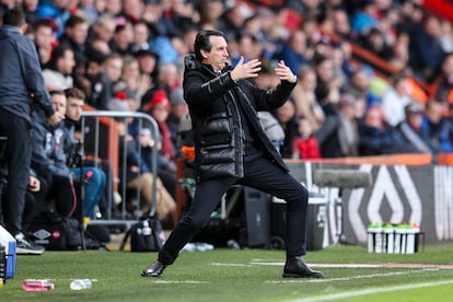 Unai Emery en la banda de Bournemouth, este domingo.