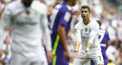 Cristiano se lamenta durante el partido contra el M&aacute;laga.