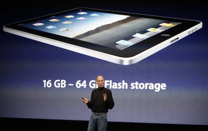 El iPad fue un nuevo salto en el desarrollo de dispositivos por parte de Apple. Las funciones eran en un principio similares al iPhone o al iPod touch aunque con la pantalla más grandes y un 'hardware' más potente. En la imagen, Steve Jobs lo presenta en San Francisco en enero de 2010.