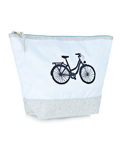 Neceser de Women'secret con estampado de bicicleta. Perfecto para llevar todos los básicos de belleza que necesitamos para estas vacaciones. Cuesta 14,95 euros.