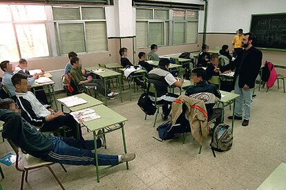 Un profesor imparte clase en un instituto de Madrid.