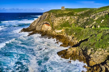 La ermita de Santa Justa, empotrada dentro de un acantilado de Santillana del Mar (Cantabria).