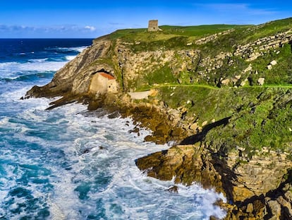 La ermita de Santa Justa, empotrada dentro de un acantilado de Santillana del Mar (Cantabria).