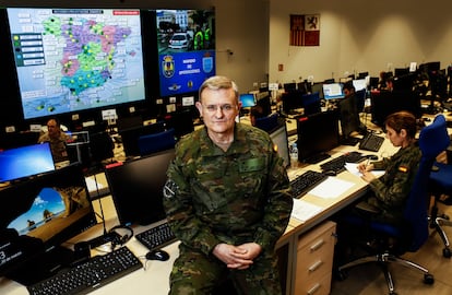 El general Fernando López Del Pozo, en el centro de mando de la Operación Balmis, en la base madrileña de Retamares.