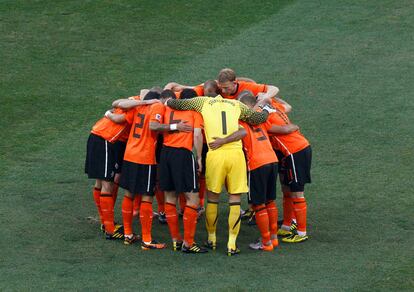 Al igual que los brasileños, los holandeses han formado en el campo de juego antes del inicio del partido.