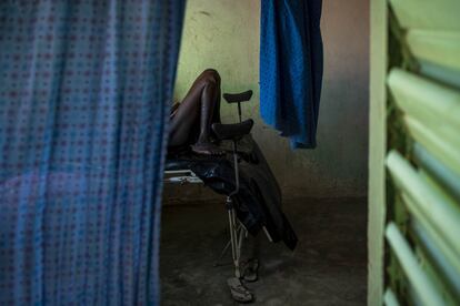 El paritorio es una pequeña sala a la que se accede desde el patio. Solo hay una desvencijada cama de partos, una vieja báscula donde pesar a los recién nacidos, una cuerda en el techo para atar los medicamentos intravenosos y una cortina a modo de puerta.