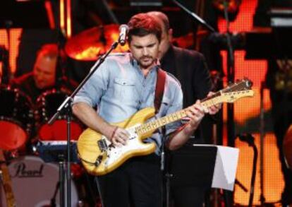 Juanes toca 'Hoy puede ser un gran día' en el homenaje a Serrat.