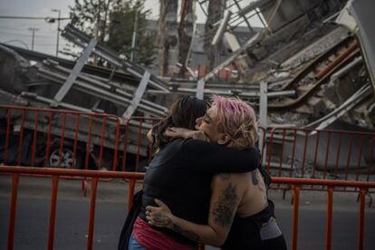 Dos mujeres lloran la pérdida de una amiga frente al lugar del colapso de un tramo de la Línea 12 del Metro, el 3 de mayo. Vecinos de la zona habían denunciado el mal estado del tramo afectado, que fue reparado hace tres años. La Línea 12 ha estado rodeada de controversia desde su inauguración en 2012.