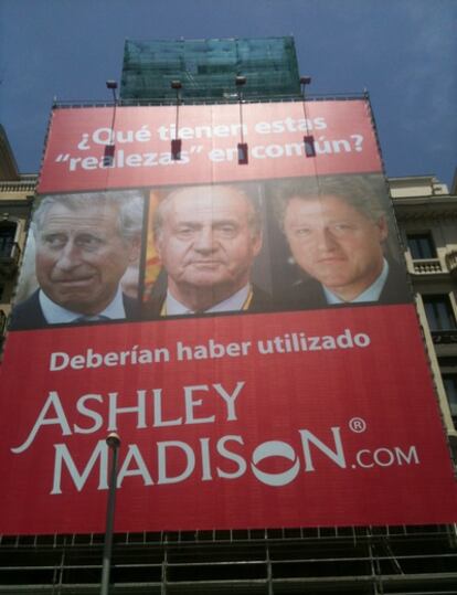 Cartel colocado en el número 22 de la Gran Vía por Ashley Madison, que apenas ha durado unas horas.