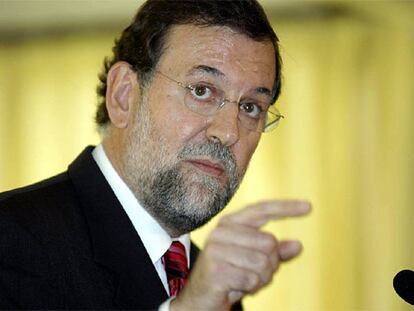 El secretario general del PP, Mariano Rajoy, durante su intervención en una comida-debate con empresarios catalanes.