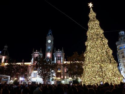 La ambientación navideña de la plaza del Ayuntamiento de Valencia.