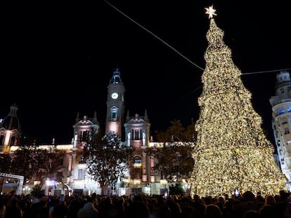 La ambientación navideña de la plaza del Ayuntamiento de Valencia.