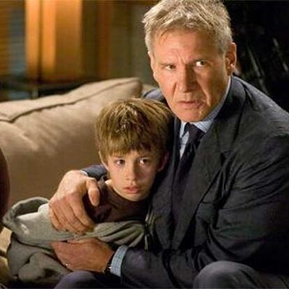 Harrison Ford y el niño Jimmy Bennett, en <i>Firewall</i>.