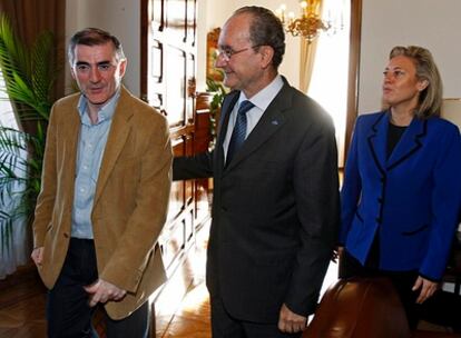 Manuel Marmolejo, a la izquierda, con Francisco de la Torre, alcalde de Málaga, y Carolina España, portavoz del PP, tras hacer efectiva la renuncia a su acta de concejal en el Ayuntamiento.