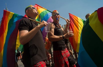 Dos hombres con la bandera LGTBI durante el desfile del Orgullo en Praga, en 2013.