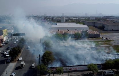 Uno de los incendios en un lote baldío de la ciudad de Monterrey, este martes. 