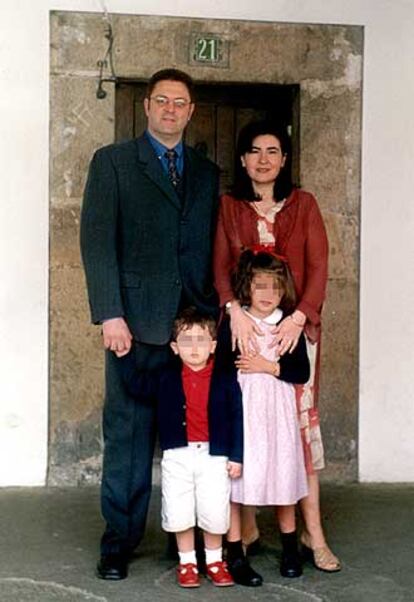 Fulgencio Soria del Rey y Victoria López Castellano, junto a sus hijos.