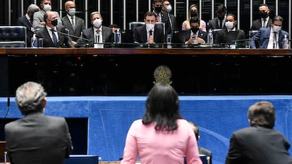 A senadora Simone Tebet questiona o presidente do Senado, Rodrigo Pacheco, em sessão confusa do Congresso, nesta quarta-feira.