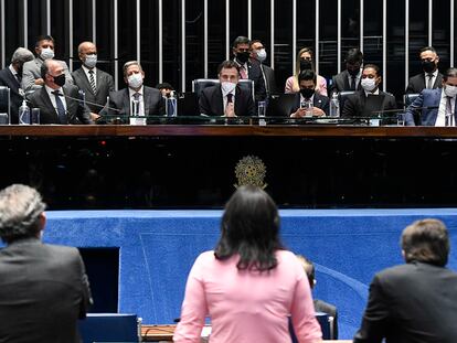 A senadora Simone Tebet questiona o presidente do Senado, Rodrigo Pacheco, em sessão confusa do Congresso, nesta quarta-feira.