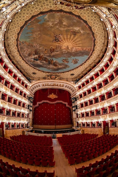 Teatro San Carlo (Nápoles, Italia). Disfrutar de una velada en el teatro de la ópera más grande de Italia es una experiencia mágica. Aunque el edificio original de 1737 se quemó en 1816, la reconstrucción del siglo XIX, obra de Antonio Niccolini, es un dechado de opulencia. De no poder asistir a uno de sus espectáculos, puede servir un circuito guiado que pasa por los vestíbulos, el elegante salón principal y el palco real. A su lado está el Memus, el museo y archivo histórico de San Carlo. El teatro está declarado patrimonio mundial por la Unesco, y es el teatro de ópera más antiguo en activo. 