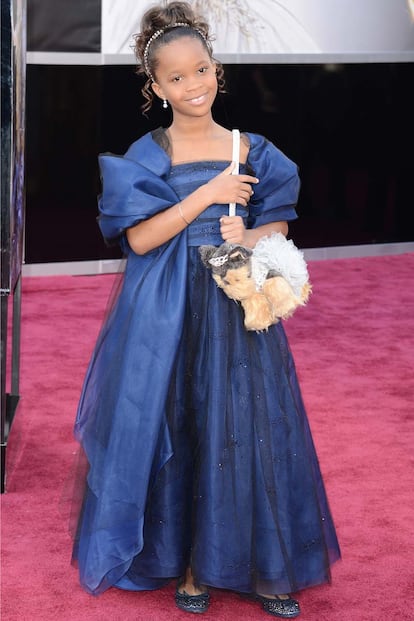 Es complicado encontrar un buen look para los niños que acuden a los premios, pero tiene que haber algo más acertado que el atuendo de Quvenzhane Wallis.