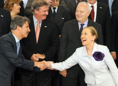 El presidente de la conferencia ministerial UE-Latinoamérica, Jose Ignacio Salafranca, saluda a la comisaria de relaciones exteriores del bloque, Benita Ferrero-Waldner, bajo la mirada del ministro español de Exteriores, Miguel Ángel Moratinos