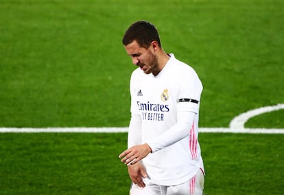 Eden Hazard muestra dolor, antes de abandonar el campo lesionado en el partido ante el Alavés el pasado 28 de noviembre.