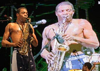 Femi Kuti, durante su actuación en la playa de la Zurriola, en el Festival de Jazz de San Sebastián.