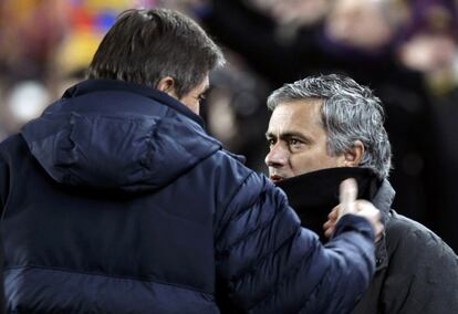 Mourinho habla con Roura.