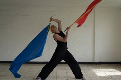 En 2021, el grupo de teatro Arriba El Telón representó 'Solo Tierra', una obra en la que se conjuga poesía y danza, y en la que se habla de los que buscan un nuevo horizonte y tierra, como la mayoría de habitantes de la comuna 1, pero la ignorancia, la xenofobia y la corrupción política, les ofrecen indiferencia, humillación y violencia. En la imagen, Esteban Acevedo representa un extracto de la obra.