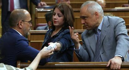 Carles Campuzano, Adriana Lastra y Rafael Simancas en el Congreso.