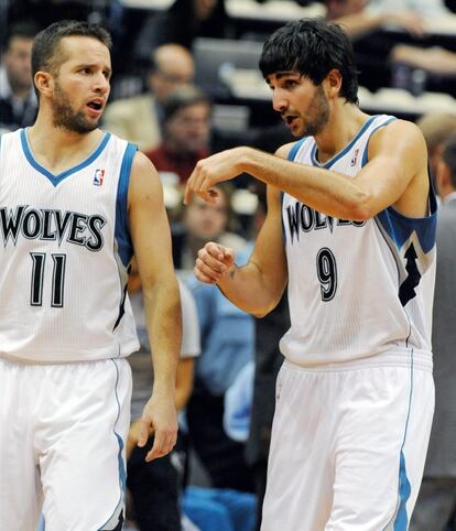 Ricky Rubio da instrucciones a su compa?ero Barea.