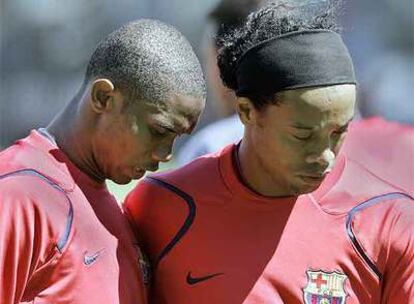 Eto&#39;o y Ronaldinho, cariacontecidos en un momento del entrenamiento de ayer.