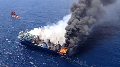 El Oleg Naydenov, en llamas, antes de hundirse al sur de Canarias.
