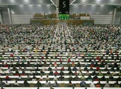 Aspirantes a una plaza de funcionario en un examen.