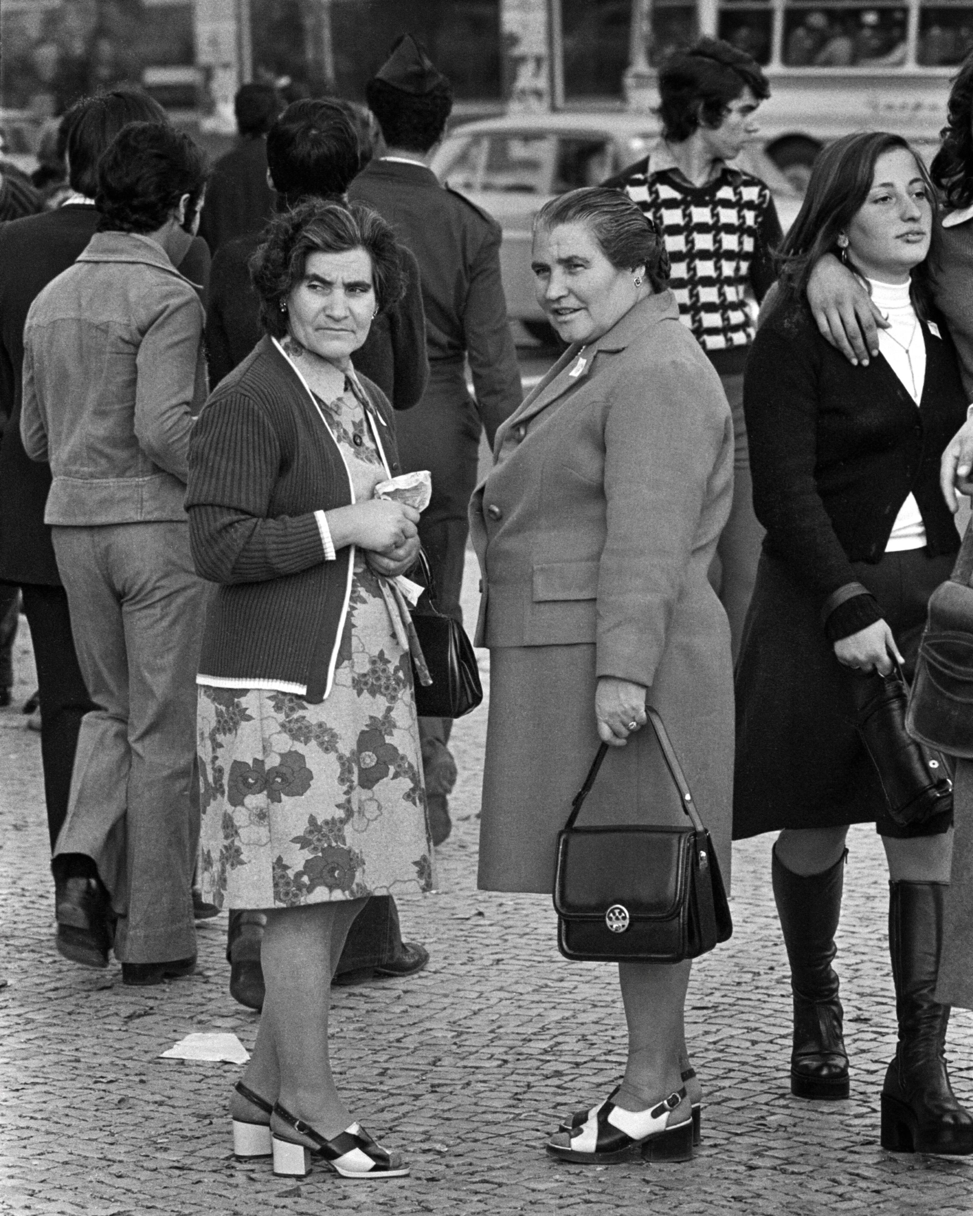 Estampa intergeneracional en el Barrio Alto de Lisboa, en noviembre de 1974. Habían pasado siete meses desde el estallido de la Revolución de los Claveles.