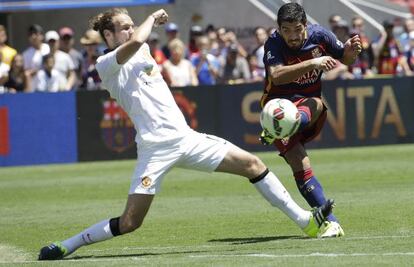 Luis Su&aacute;rez dispara pese a la oposici&oacute;n de Blind.