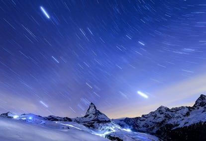 La montaña Matterhorn en Zermatt (Suiza). Hoy se cumple el 150 aniversario del primer ascenso a la conocida montaña de los Alpes. El escalador británico Edward Whymper coronó la aristada pirámide de Matterhorn, de 4.478 metros, el 14 de julio de 1865.
